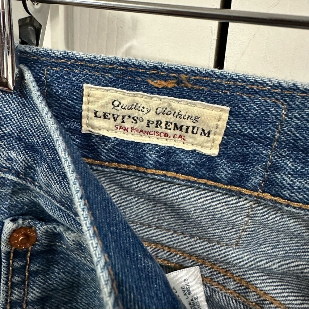 Levi Jeans Original Fit - Light Wash - Picture 10 of 16